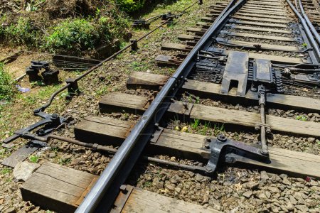 Téléchargez les photos : Ancienne voie ferrée à aiguillage et chemin de fer. - en image libre de droit