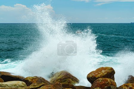Téléchargez les photos : Des vagues de mer s'écrasent contre les rochers au Sri Lanka. - en image libre de droit