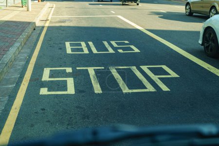 Téléchargez les photos : Arrêt de bus écrit en peinture jaune sur asphalte. - en image libre de droit