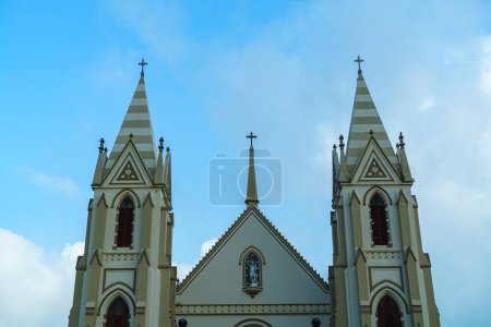 Téléchargez les photos : Vue de l'église catholique contre le ciel bleu. - en image libre de droit