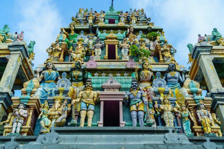 Téléchargez les photos : Décoration colorée d'une façade de temple hindou. - en image libre de droit