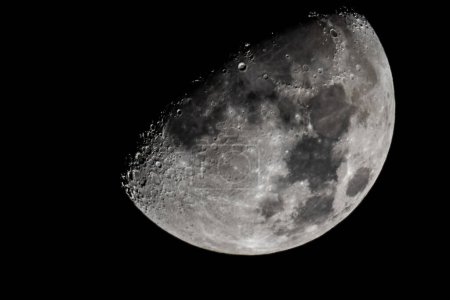 Foto de Primer plano de la Luna mostrando los detalles de la superficie lunar. marzo 16, 2019 - Imagen libre de derechos