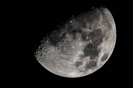 Téléchargez les photos : Gros plan lunaire montrant les détails de la surface lunaire. 16 mars 2019 - en image libre de droit
