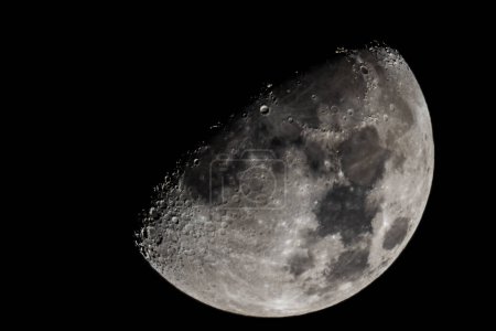 Téléchargez les photos : Gros plan lunaire montrant les détails de la surface lunaire. 16 mars 2019 - en image libre de droit
