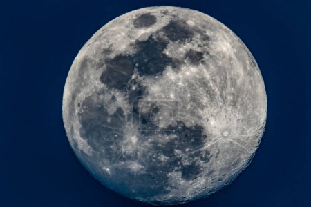 Foto de Primer plano de la Luna mostrando los detalles de la superficie lunar. 19 de marzo de 2019 - Imagen libre de derechos