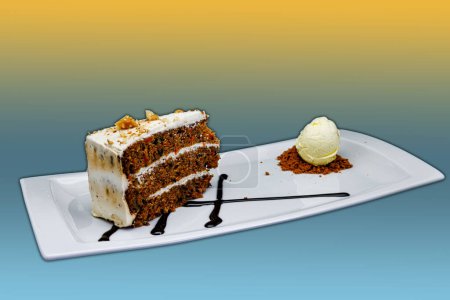 Téléchargez les photos : Composition d'un gâteau aux carottes sur une assiette blanche avec crème glacée sur fond jaune et bleu clair - en image libre de droit