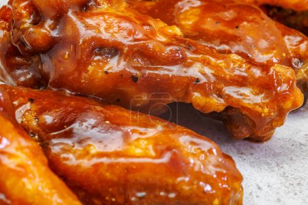 Téléchargez les photos : Composition d'une assiette d'ailes de poulet avec sauce barbecue - en image libre de droit