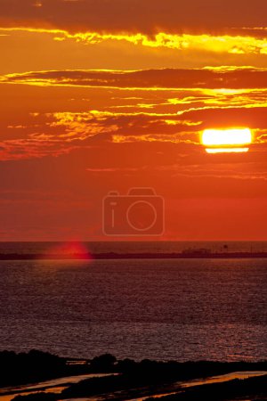 Foto de Fantástica puesta de sol en la playa de Cortadura en Cádiz, España - Imagen libre de derechos
