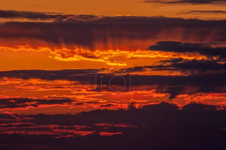 Foto de Fantástica puesta de sol en la playa de Cortadura en Cádiz, España - Imagen libre de derechos