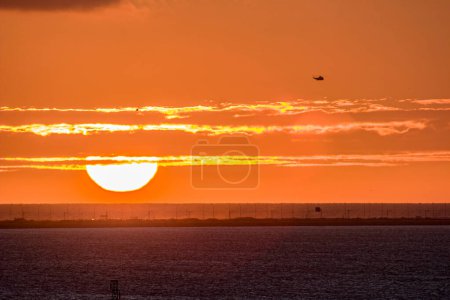 Téléchargez les photos : Coucher de soleil fantastique sur la plage de Cortadura à Cadix, Espagne - en image libre de droit
