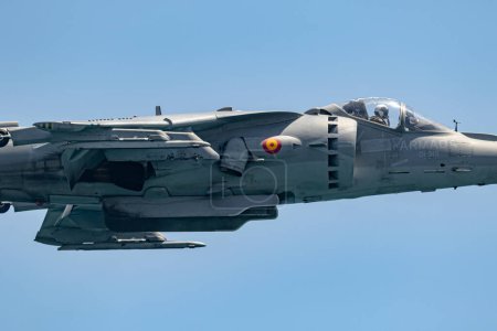 Foto de TORRE DEL MAR, MALAGA, ESPAÑA-JUL 14: Aviones AV-8B Harrier Plus participando en una exposición en la IV Exposición Aérea Internacional de Torre del Mar el 14 de julio de 2019, en Torre del Mar, Málaga, España - Imagen libre de derechos