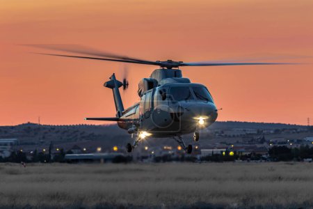 Téléchargez les photos : ARMILLA, GRANADA, ESPAGNE-OCT 04 : Hélicoptère Sikorsky S-76C participant à la 1ère nuit d'observation de l'Ala 78 le 04 octobre 2018, à Armilla, Grenade, Espagne - en image libre de droit
