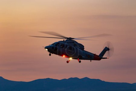 Téléchargez les photos : ARMILLA, GRANADA, ESPAGNE-OCT 04 : Hélicoptère Sikorsky S-76C participant à la 1ère nuit d'observation de l'Ala 78 le 04 octobre 2018, à Armilla, Grenade, Espagne - en image libre de droit
