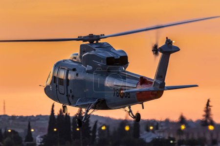 Foto de ARMILLA, GRANADA, ESPAÑA-OCTUBRE 04: Helicóptero Sikorsky S-76C participando en la 1ª Noche de Observación del Ala 78 octubre 04, 2018, en Armilla, Granada, España - Imagen libre de derechos