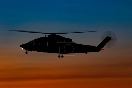 Foto de ARMILLA, GRANADA, ESPAÑA-OCTUBRE 04: Helicóptero Sikorsky S-76C participando en la 1ª Noche de Observación del Ala 78 octubre 04, 2018, en Armilla, Granada, España - Imagen libre de derechos