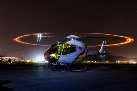 Téléchargez les photos : ARMILLA, GRANADA, ESPAGNE-OCT 04 : Hélicoptère Eurocopter EC-120 Colibri dans la 1ère nuit d'observation de l'Ala 78 le 04 octobre 2018, à Armilla, Grenade, Espagne - en image libre de droit