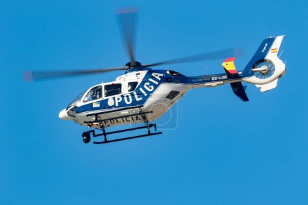 Foto de TORRE DEL MAR, MALAGA, ESPAÑA-JUL 29: Helicóptero Eurocopter EC-135 de la policía participando en una exposición en la III Exposición Aérea de Torre del Mar el 29 de julio de 2018, en Torre del Mar, Málaga, España - Imagen libre de derechos
