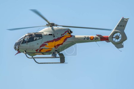 Téléchargez les photos : CADIZ, ESPAGNE-SEP 14 : Hélicoptères de la Patrulla Aspa participant à une exposition sur le 1er salon aérien de Cadix le 14 septembre 2008, à Cadix, Espagne - en image libre de droit
