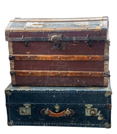 Foto de Montón de maletas viejas aisladas sobre fondo blanco - Imagen libre de derechos