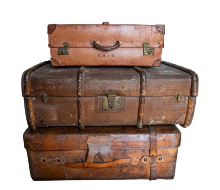 Téléchargez les photos : Lot de vieilles valises isolées sur fond blanc - en image libre de droit