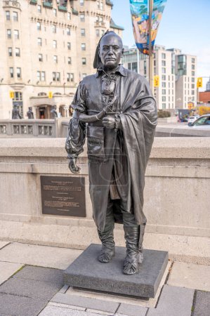 Foto de Ottawa, Ontario - 19 de octubre de 2022: El Memorial de los Valientes en Ottawa que conmemora catorce figuras de la historia militar de Canadá, aquí Thayendanegea (Joseph Brant). - Imagen libre de derechos