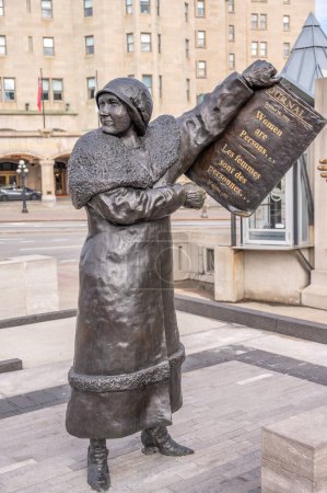 Foto de Ottawa, Ontario - 19 de octubre de 2022: La famosa estatua de los Cinco fuera del Centro de Conferencias. - Imagen libre de derechos