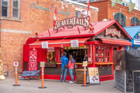 Téléchargez les photos : Ottawa (Ontario) - Le 19 octobre 2022 : Point de vente de pâtisseries Beavertails sur le marché By. - en image libre de droit