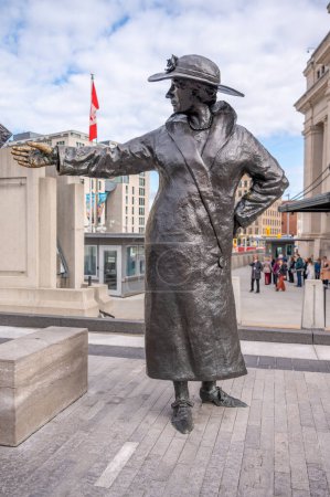 Foto de Ottawa, Ontario - 19 de octubre de 2022: La famosa estatua de los Cinco fuera del Centro de Conferencias. - Imagen libre de derechos