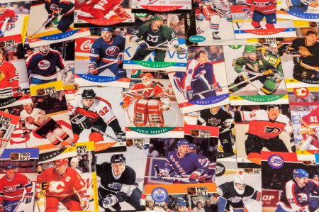 Foto de Calgary, Alberta - January 10, 2023: Miscellaneous hockey cards from the 1980s and early 1990s. - Imagen libre de derechos