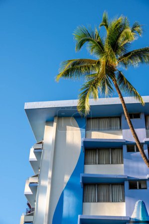 Téléchargez les photos : Honolulu, Hawaii - December 26, 2022: Artsy exterior of an apartment building in Waikiki painted blue. - en image libre de droit