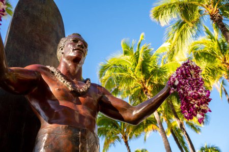Foto de Honolulu, Hawaii - December 26, 2022: Duke Kahanamoku statue in front of Kuhio Beach Park in Waikiki was a Native Hawaiian competition swimmer who popularized the ancient Hawaiian sport of surfing - Imagen libre de derechos