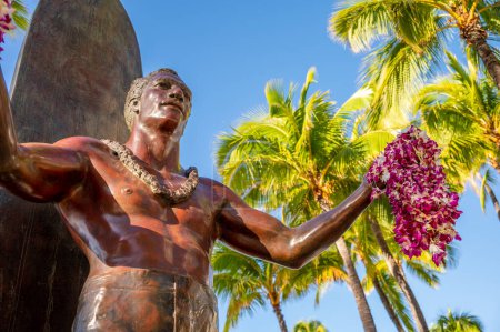Foto de Honolulu, Hawaii - December 26, 2022: Duke Kahanamoku statue in front of Kuhio Beach Park in Waikiki was a Native Hawaiian competition swimmer who popularized the ancient Hawaiian sport of surfing - Imagen libre de derechos