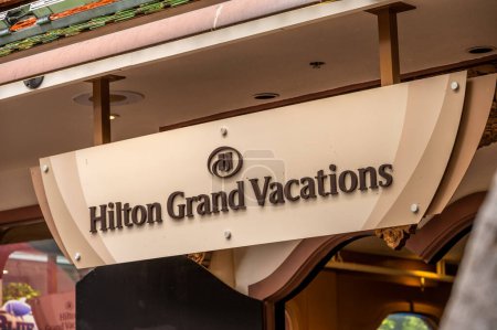 Foto de Honolulu, Hawaii - December 26, 2022: Hilton Grand Vacations sign on asian influenced building at the Hilton Hawaiian Village, Waikiki. - Imagen libre de derechos