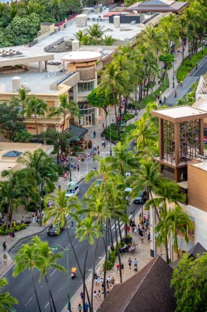 Téléchargez les photos : Honolulu, Hawaii - December 26, 2022: View looking down on Kalakaua Avenue in Waikiki during the evening. - en image libre de droit