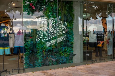 Foto de Honolulu, Hawaii - December 29, 2022: Exterior of the billabong store on Kalakaua Avenue. - Imagen libre de derechos