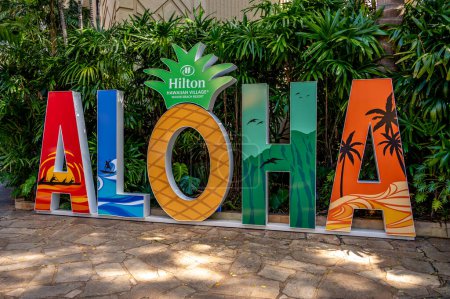 Foto de Honolulu, Hawaii - December 30, 2022: Aloha sign at the Hilton Hawaiian Village. - Imagen libre de derechos