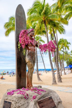 Téléchargez les photos : Honolulu, Hawaii - January 1, 2023: Duke Kahanamoku statue in front of Kuhio Beach Park in Waikiki was a Native Hawaiian competition swimmer who popularized the ancient Hawaiian sport of surfing - en image libre de droit