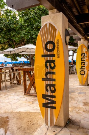 Foto de Honolulu, Hawaii - January 1, 2023: Surfboard signs at the Waikiki Beach Bistro in Waikiki. - Imagen libre de derechos