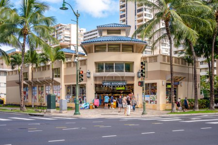 Foto de Honolulu, Hawaii - January 1, 2023: An ABC Stores outlet in Waikiki. - Imagen libre de derechos