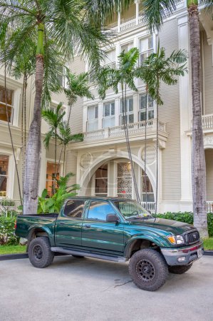 Téléchargez les photos : Honolulu, Hawaii - January 1, 2023: The landmark Moana Surfrider with a four wheel drive truck parked out front. - en image libre de droit