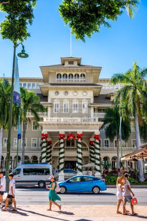 Foto de Honolulu, Hawaii - January 2, 2023: The landmark Moana Surfrider decorated for Christmas celebrations. - Imagen libre de derechos