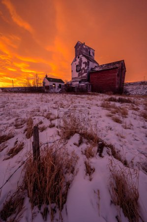 Foto de Antiguo ascensor de grano abandonado en las praderas canadienses. - Imagen libre de derechos