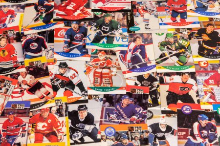 Téléchargez les photos : Calgary, Alberta - January 10, 2023: Miscellaneous hockey cards from the 1980s and early 1990s. - en image libre de droit