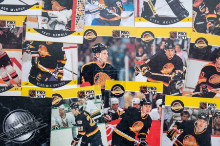 Foto de Calgary, Alberta - 12 de enero de 2023: Vintage Vancouver Canucks hockey trading cards. - Imagen libre de derechos