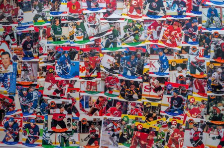Foto de Calgary, Alberta - 12 de enero de 2023: Vintage national hockey league player hockey trading cards. - Imagen libre de derechos