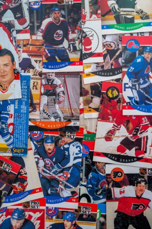 Foto de Calgary, Alberta - 12 de enero de 2023: Vintage national hockey league player hockey trading cards. - Imagen libre de derechos