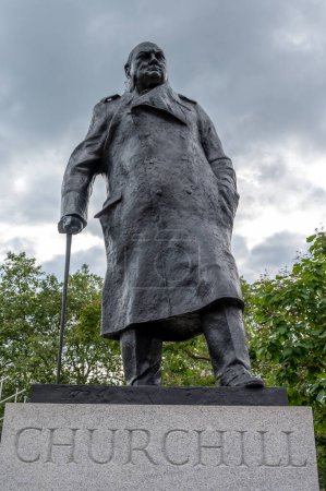Téléchargez les photos : Londres, Royaume-Uni - 18 juillet 2023 : Vue de la statue historique de Churchill à Londres. - en image libre de droit
