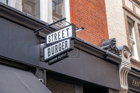 Foto de Londres, Reino Unido - 19 de julio de 2023: Señalización exterior de Street Burger por Gordon Ramsay en Londres, Inglaterra. - Imagen libre de derechos