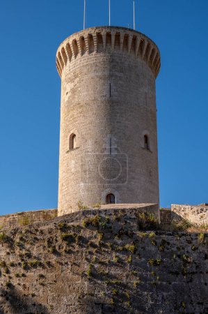 Foto de Vista del histórico Castillo de Bellver en Palma de Mallorca, España. - Imagen libre de derechos