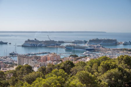 Foto de Vistas de cruceros desde el histórico Castillo de Bellver en Palma de Mallorca, España. - Imagen libre de derechos